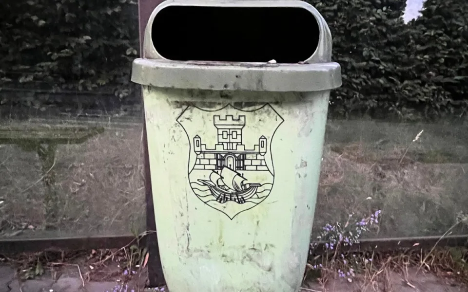 V Tachově mají koše se znakem Bělehradu, nikdo si toho celé roky ani nevšiml