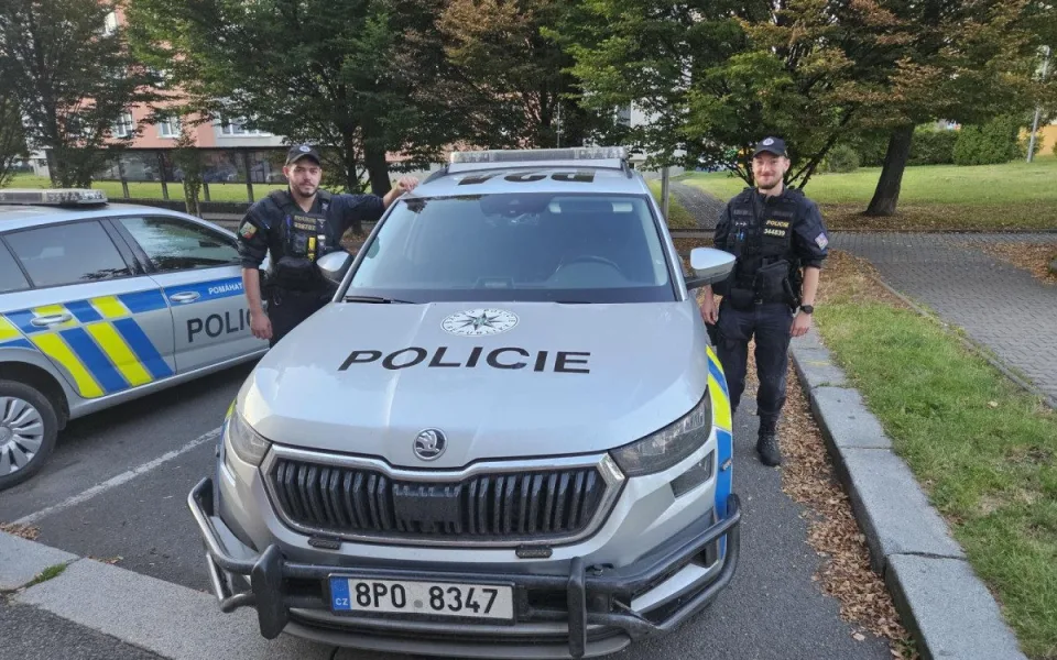 Nemocný muž dva dny trpěl zaklíněný mezi gaučem a postelí, vysvobodili policisté
