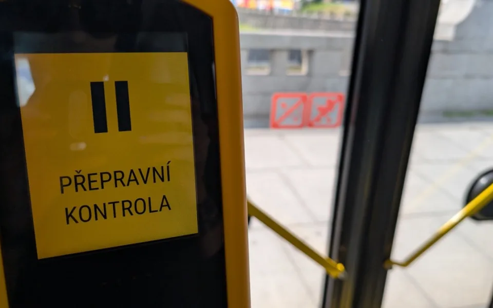 Jízda načerno se prodraží, lidé si ale více stěžují na chování revizorů