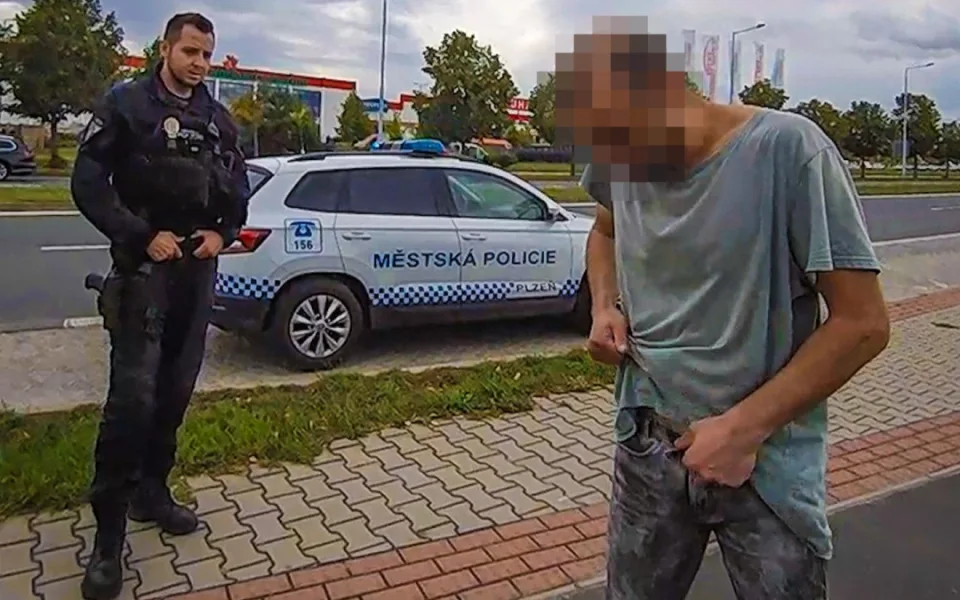Muž běhal po městě s obnaženým údem a pronásledoval ženu. Nahlásil ho svědek