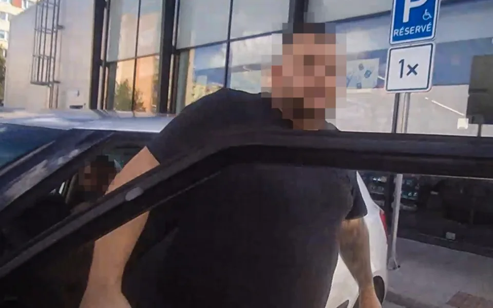 Bez řidičáku zaparkoval na invalidech, strážníkům naservíroval samé výmluvy