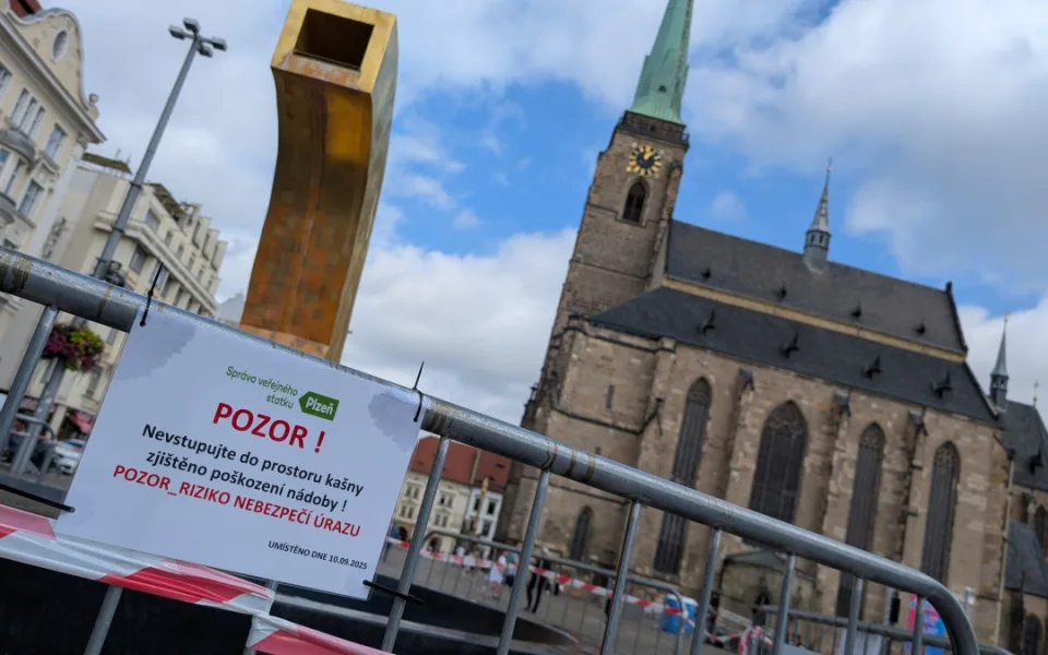 Chrtici praskla vana, oprava bude velmi nákladná. Další kašny poškodili i vandalové