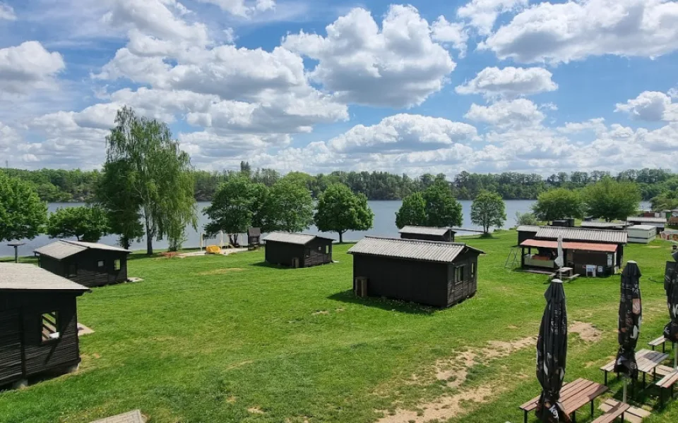 Kemp Keramika šokoval nebinárními toaletami, teď má bronz v anketě Kemp roku 2025