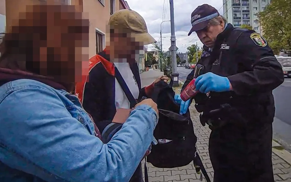 Muži se před policisty pohádali o to, kdo kradl. Ani jednomu se nechtělo do vězení