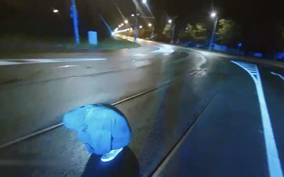 Dívka usnula na bobku uprostřed tramvajového pásu, řidič by ji neměl šanci vidět
