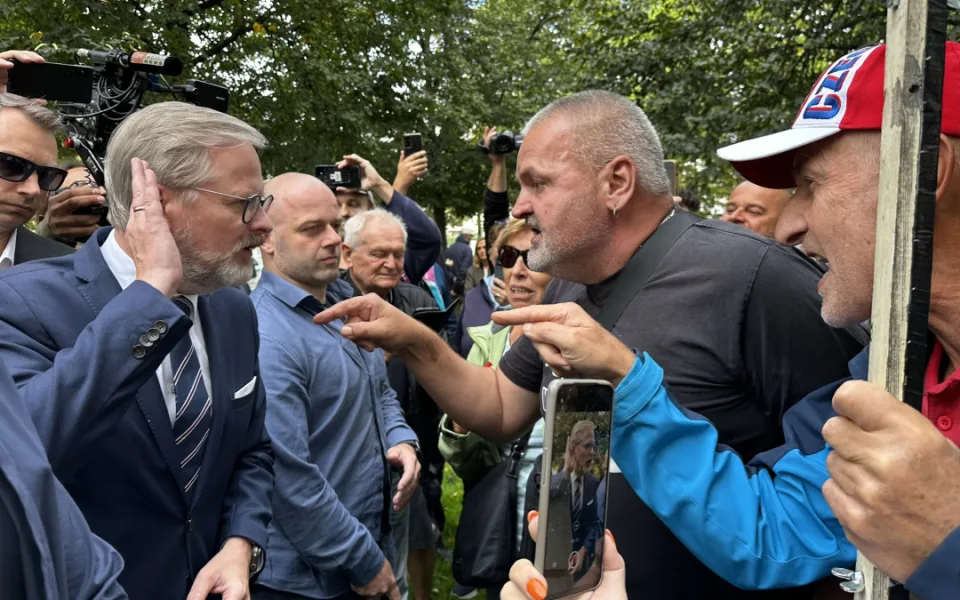 Petr Fiala čelil rozvášněnému davu odpůrců