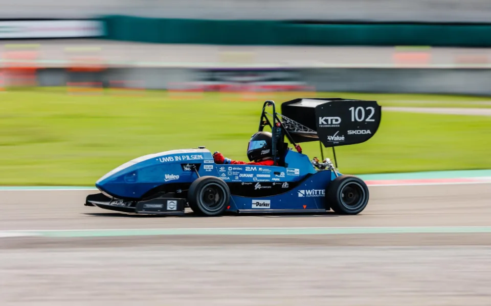 Elektrická formule plzeňských studentů obstála na okruhu v Itálii
