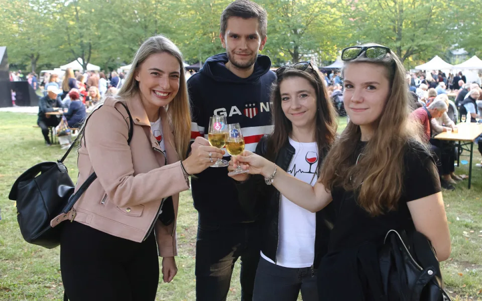 Habrmannovo náměstí ožívá slavnostmi vína. Kromě vín a sektů láká také na burčák, MO Plzeň 4, Doubravka