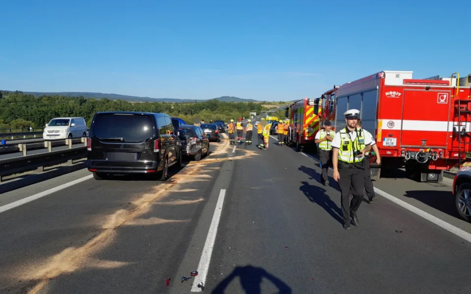 Hromadná nehoda osmi aut ochromila dálnici D5, čtyři lidé skončili v nemocnici