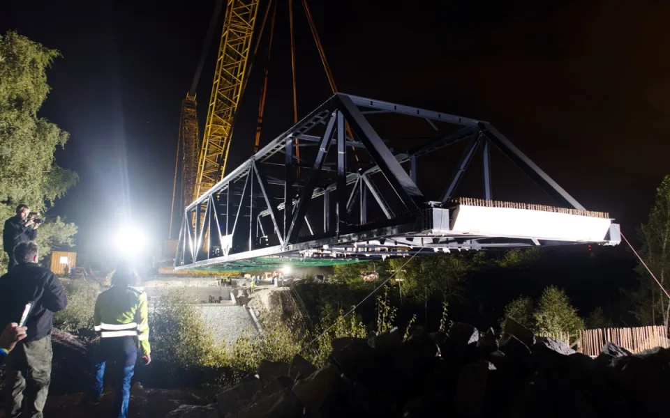 Obří jeřáb usadil konstrukci kdysi největšího svařovaného mostu na světě