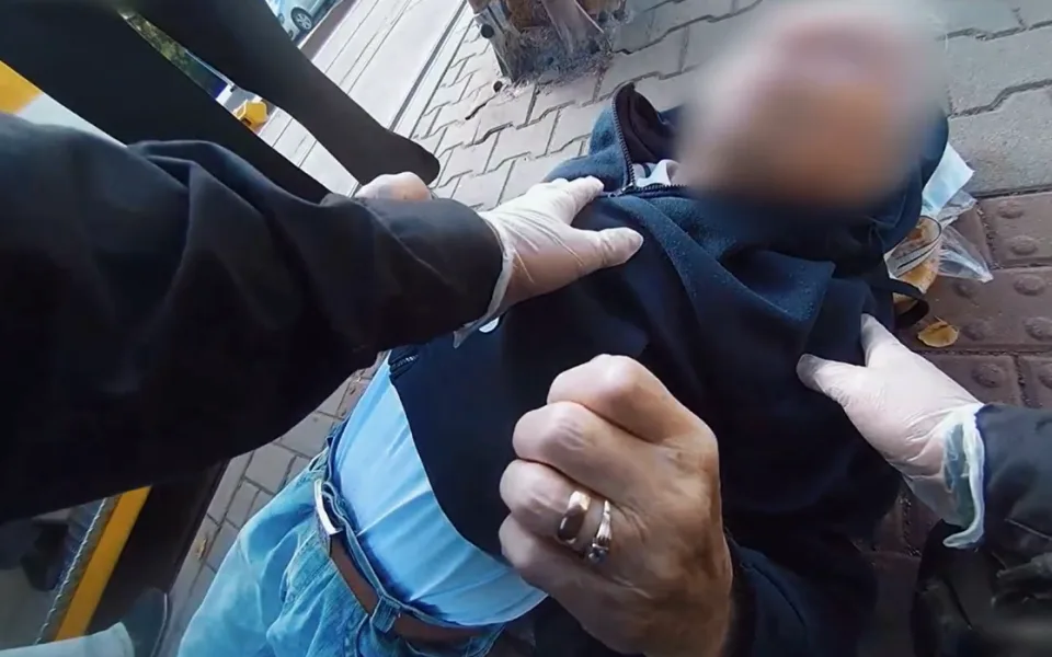 Senior s nemocným srdcem zkolaboval v tramvaji a upadl do bezvědomí