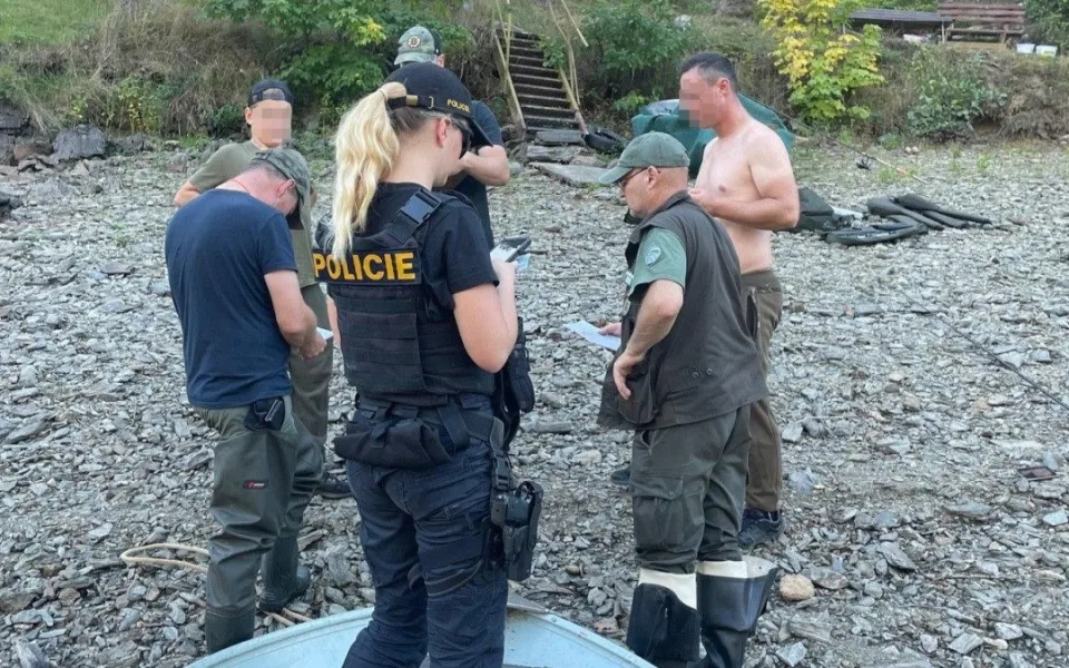 Další policejní razie mezi rybáři na přehradě Hracholusky