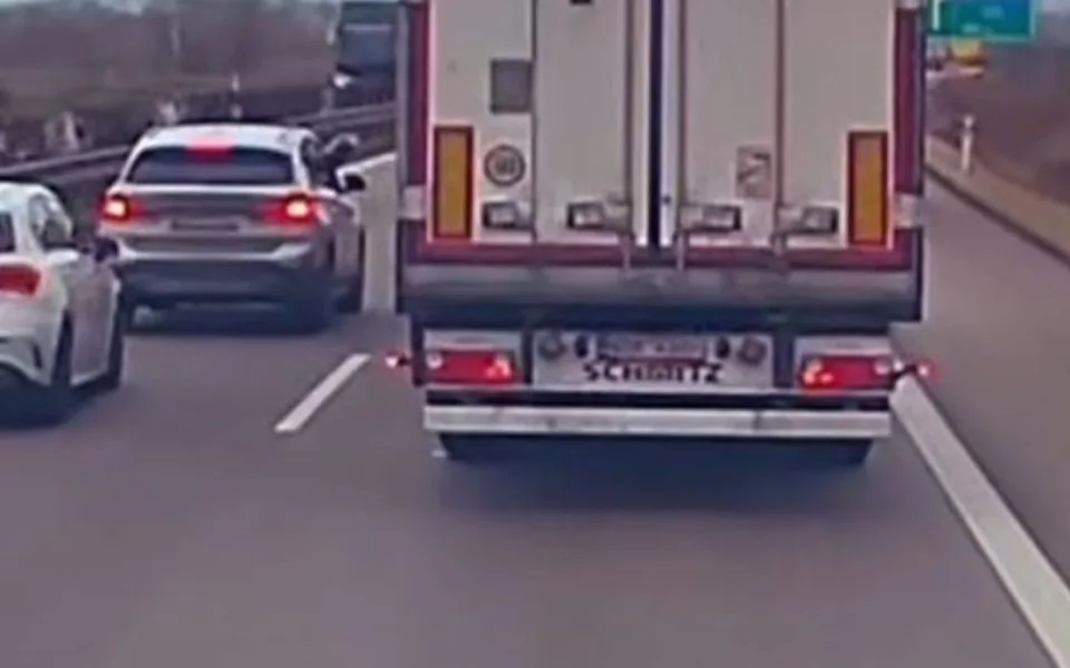 Incident na dálnici D5 zachytila bezpečnostní kamera dalšího kamionu