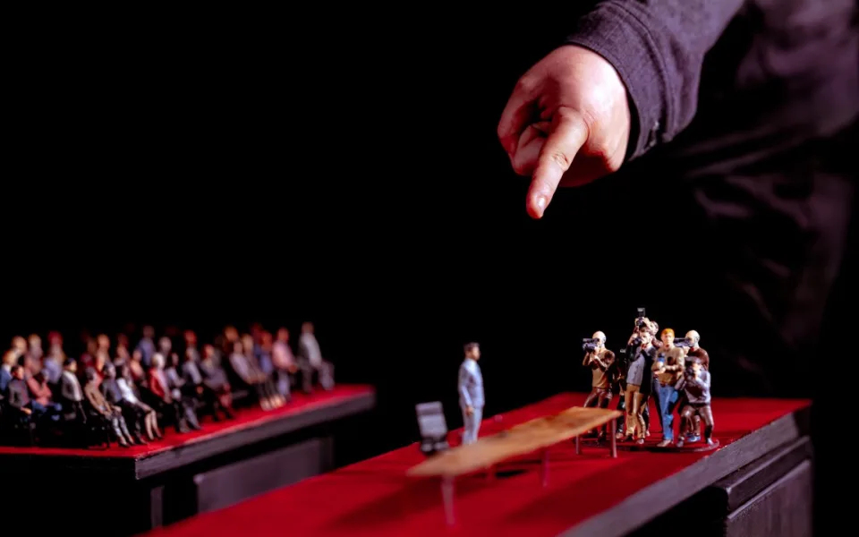 Alfa představuje hyperrealistickou loutkovou miniaturu o výbuchu ropné plošiny