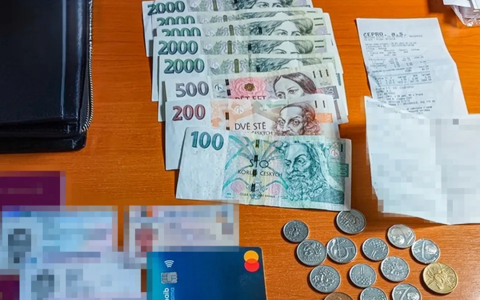 Poctivec našel a řádně odevzdal peněženku naditou penězi i osobními doklady