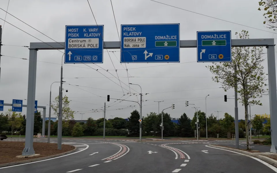 Řidičům v Plzni se ráno otevřela přestavěná nejzatíženější křižovatka ve městě.