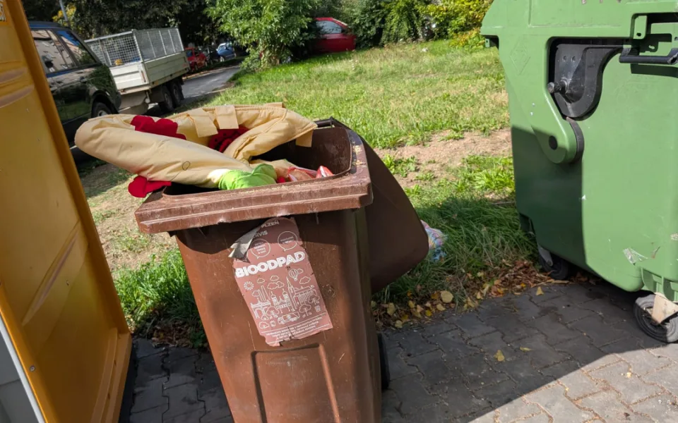 V nádobách na bioodpad mnohdy končí věci, které tam nemají co dělat