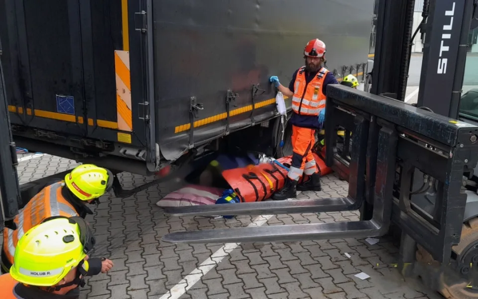 Muž utrpěl devastační zranění nohy, která se mu zaklínila pod kolem kamionu