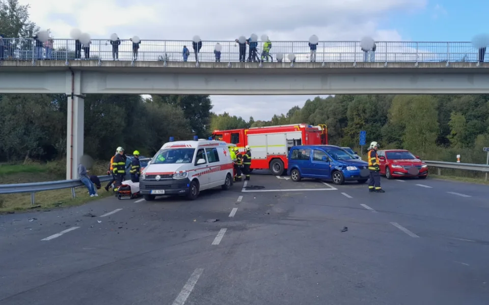 Při hromadné nehodě čtyř osobních automobilů se zranili čtyři lidé