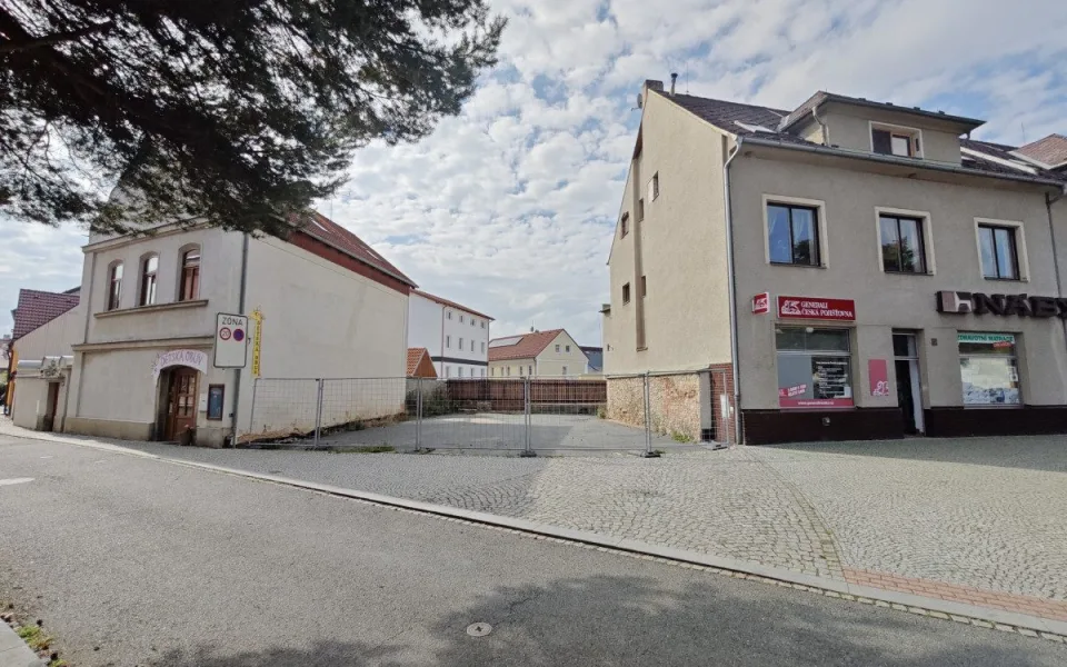 Město se roky snaží prodat stavební proluku. Od požadavků postupně slevuje
