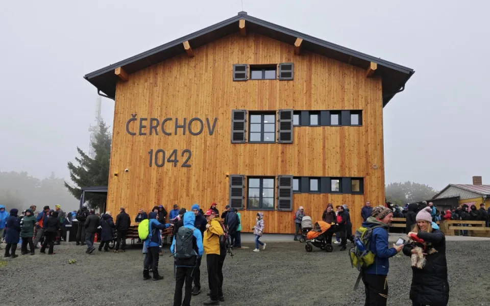 V dešti, vichru a mlze dorazilo 1500 lidí na otevření horské chaty na vrcholu Čerchova
