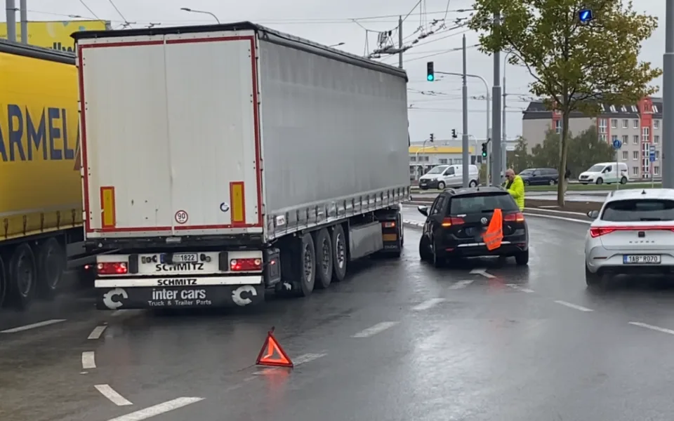 První nehoda už se stala na přestavěné turbo okružní křižovatce u Makra.