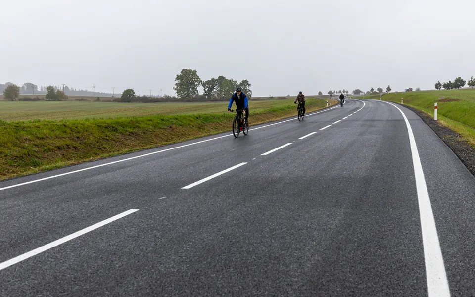 Jako první se po nové silnici mohli svézt cyklisté den před uvedením do ostrého provozu