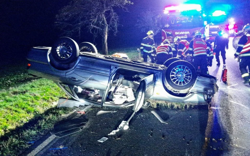 Auto vyletělo ze silnice narazilo do stromu a převrátilo se. Řidič byl opilý