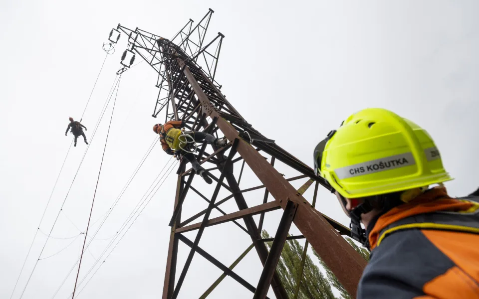 Energetici nacvičovali záchranu pracovníka nebo sebevraha v drátech vysokého napětí