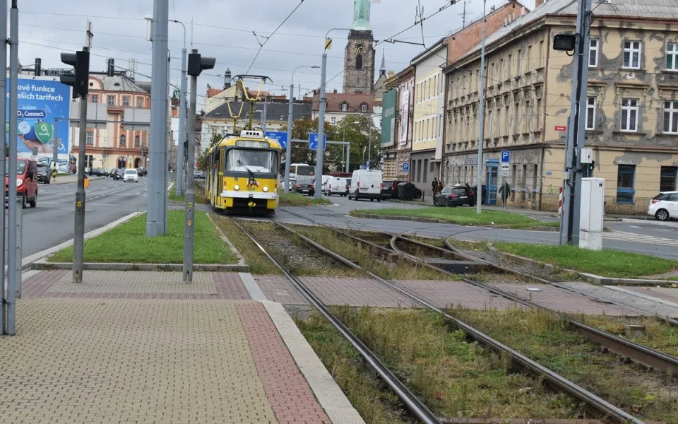 Tramvajová trať na Skvrňany projde rekonstrukcí, řidiče čekají už od pondělí uzavírky