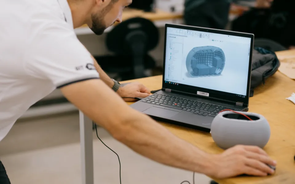 Tým středoškoláků pracuje na unikátním projektu. S experty staví podvodní dron