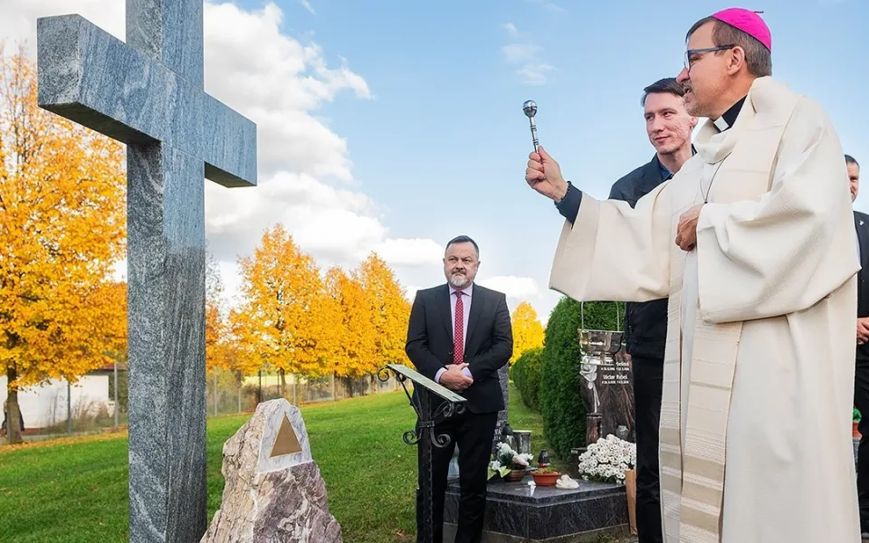 Na hřbitovech je možné zapálit svíčku za ty, jejichž hrob je vzdálený nebo neznámý