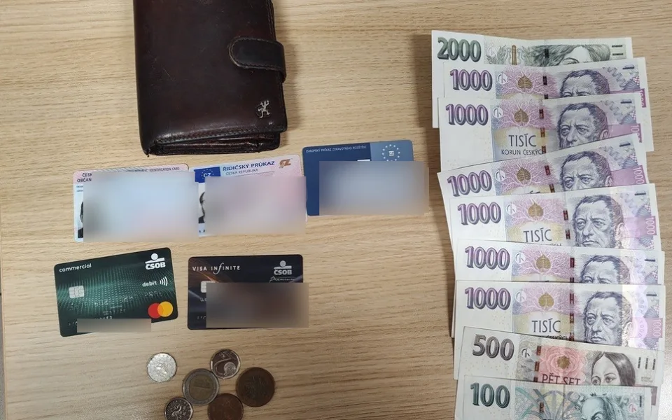 Mladá žena poctivě odevzdala peněženku naditou tisícovkami, kterou našla v obchodě