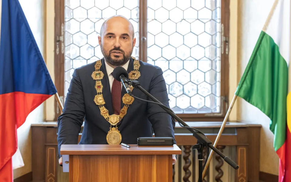 Primátor Plzně zasahuje do plánů sousední obce, starostka se proti jeho tlaku ostře brání