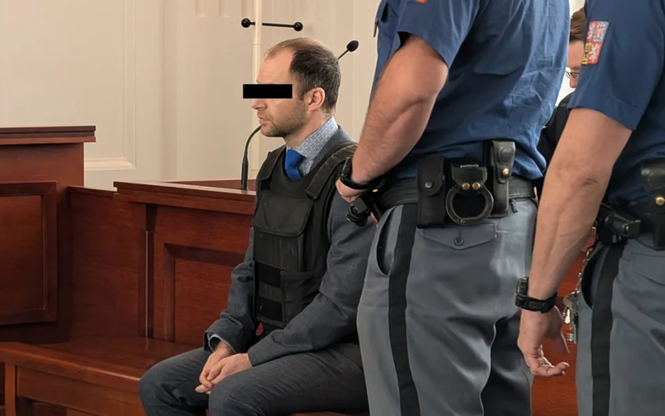 Žalobce chce minimálně 25 let vězení pro lékaře, který sekerou zavraždil milenku