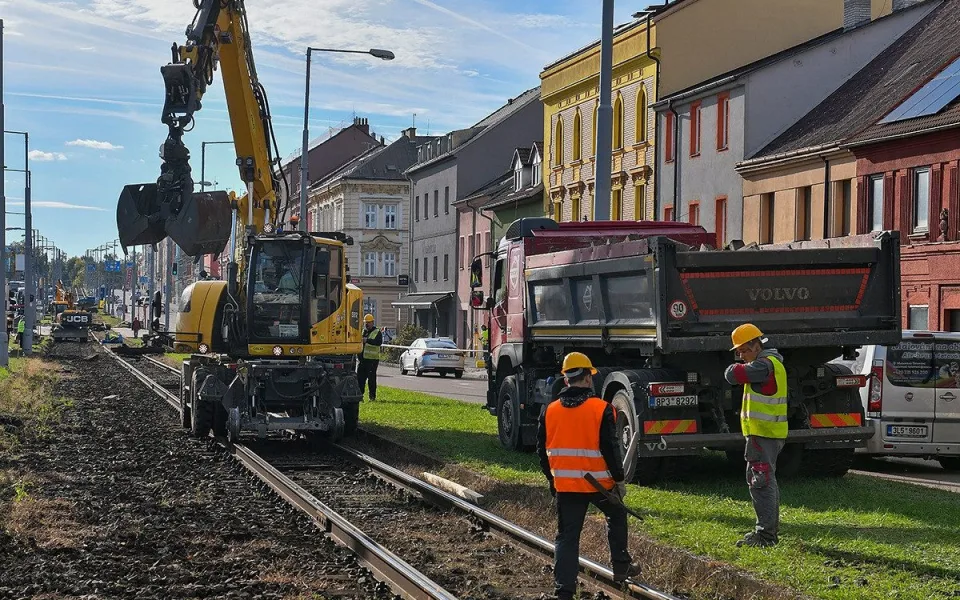 Dvoukolejná trať na Skvrňany už byla v nevyhovujícím stavu