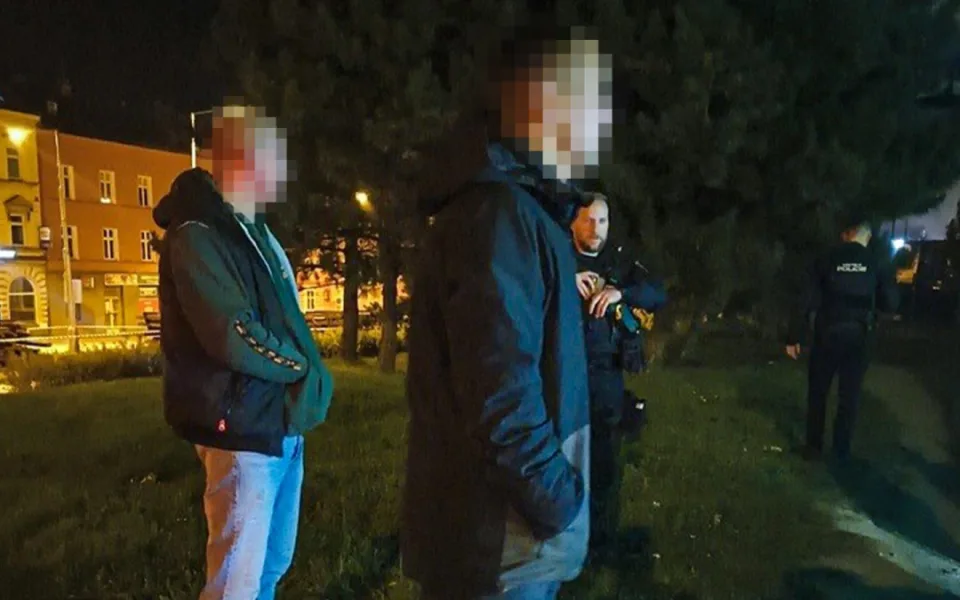 Rvačku tří mužů u autobusového nádraží ukončil až taser městské policie
