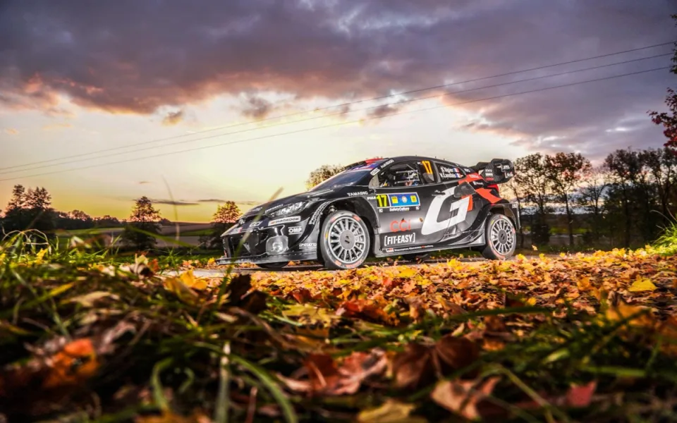 Úvod Středoevropské rallye ovládl Francouz Ogier, rozjetého Mareše zpomalil defekt.