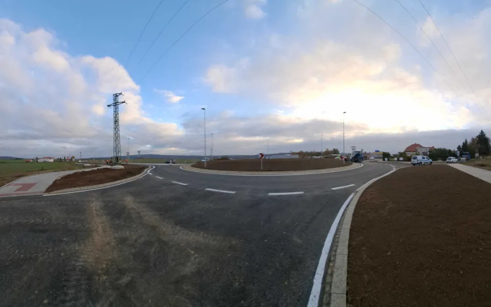 Po třech letech končí opravy silnice I/19 v Nezvěsticích. Pracovalo se tam na průtahu