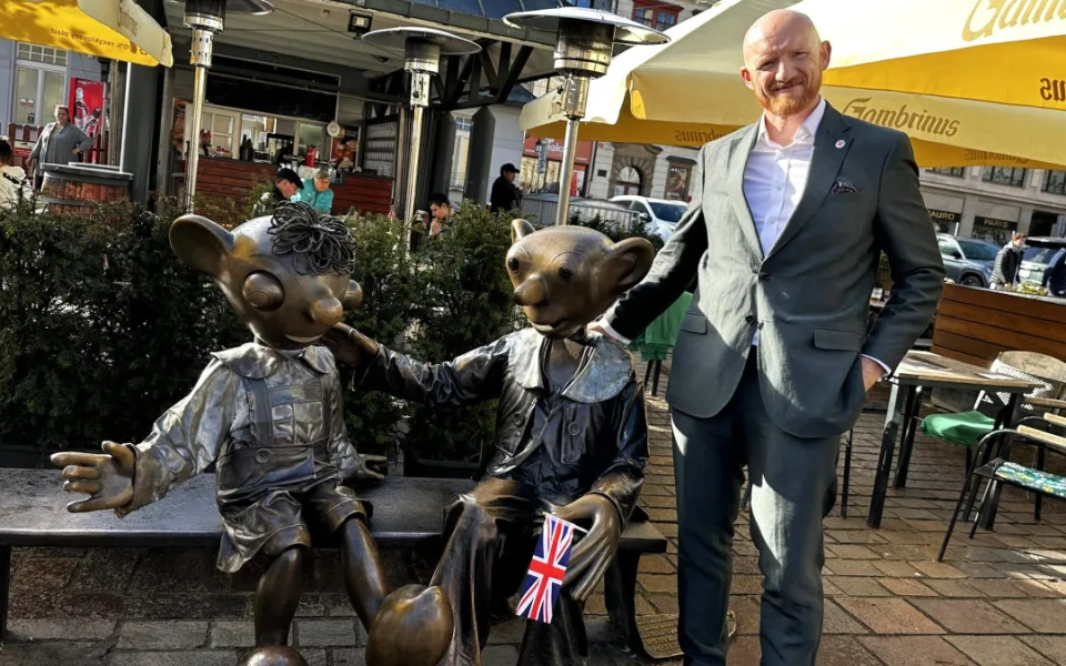 Britský velvyslanec Matt Field si v Česku oblíbil slavného Spejbla s Hurvínkem