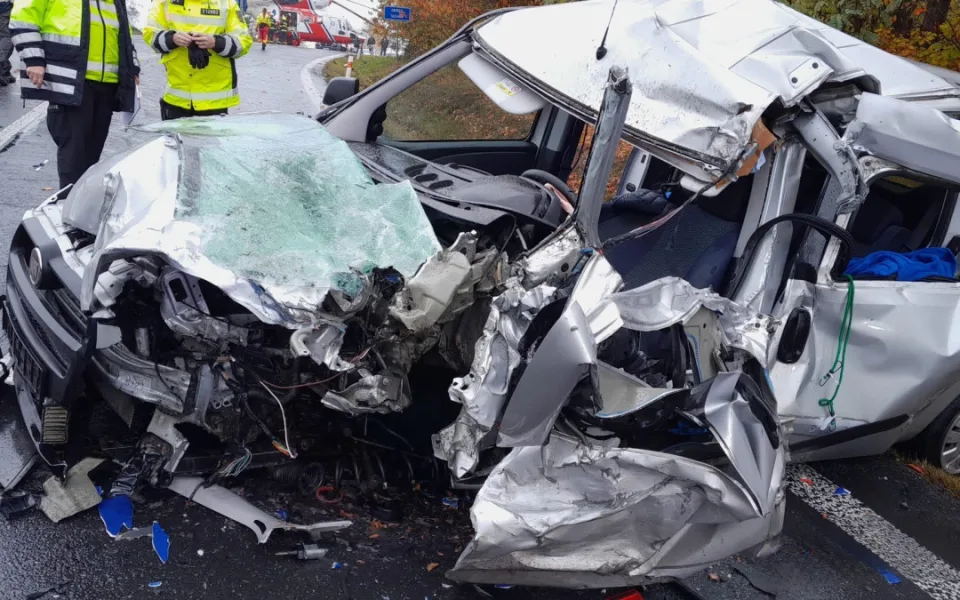 Při drtivém střetu s kamionem na mokré silnici se těžce zranil řidič osobního auta
