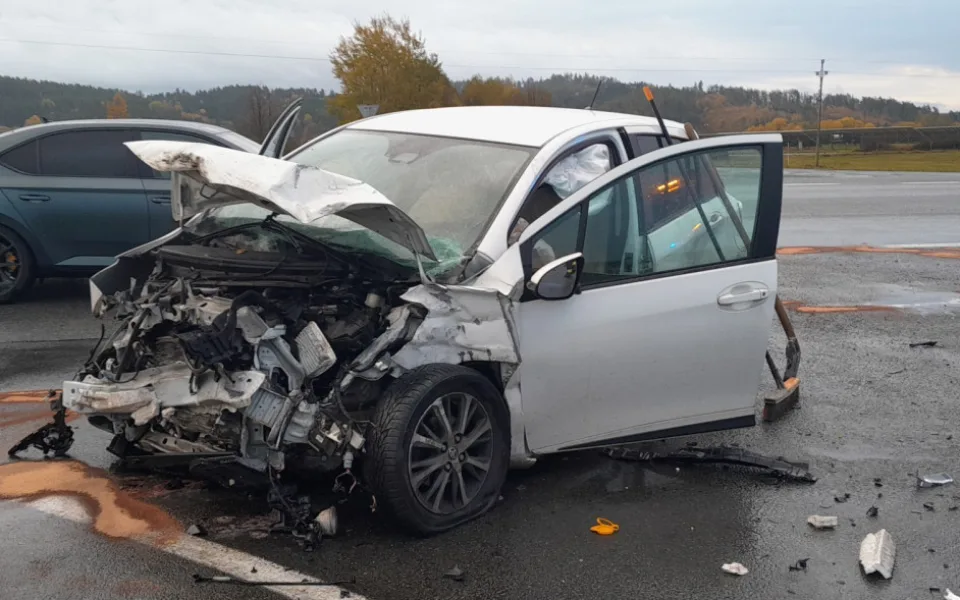 Tři zranění po hrozivém střetu náklaďáku a dvou osobáků