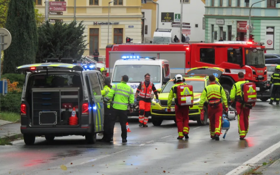 Řidič v audi srazil seniorku, která přecházela silnici. Letěl pro ni vrtulník