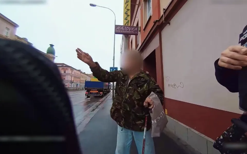 VIDEO: Zmatený muž ztratil auto i s manželkou a se psem