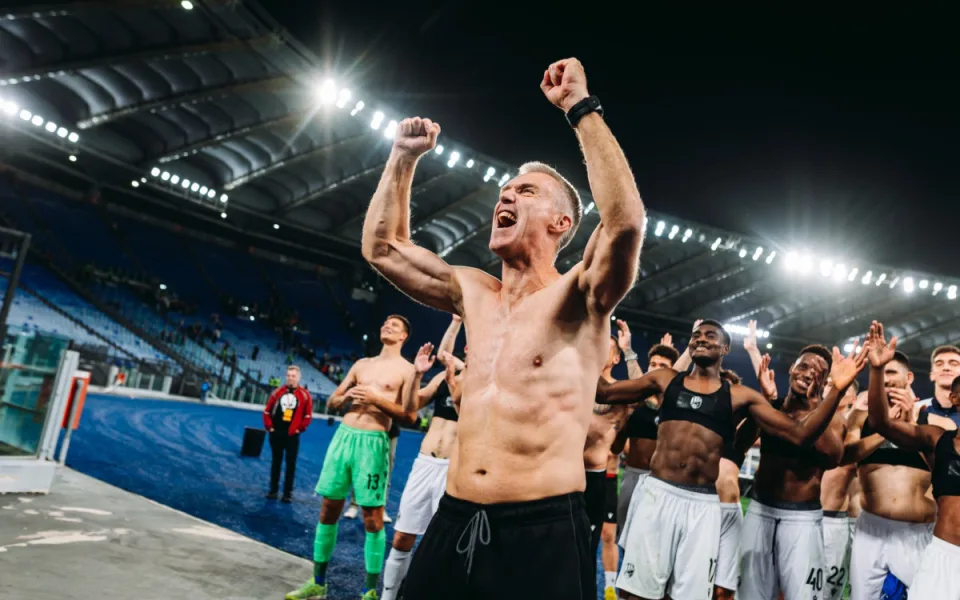 Viktoriáni rozdrtili Římany a trika šla dolů. Odhodil ho i nový trenér Hyský