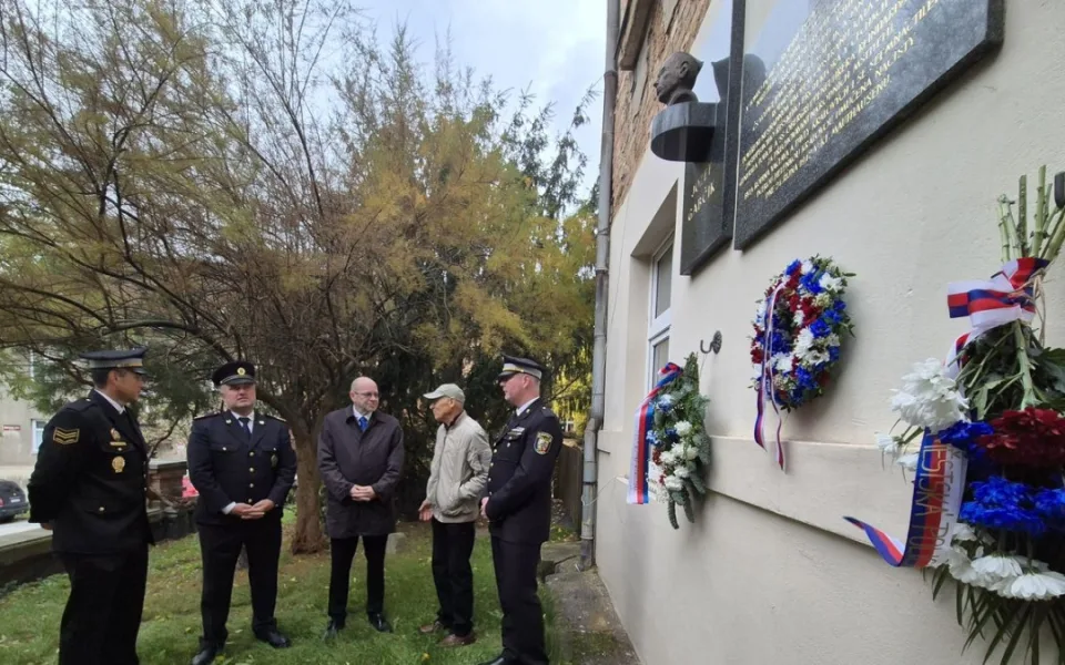 Pietní akt u pamětní desky před domem, kde žila rodina zavražděných hrdinů