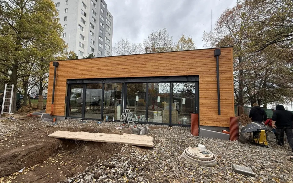 Nevzhledné a nevyužívané záchodky se mění v moderní kavárnu, obvod už má nájemce