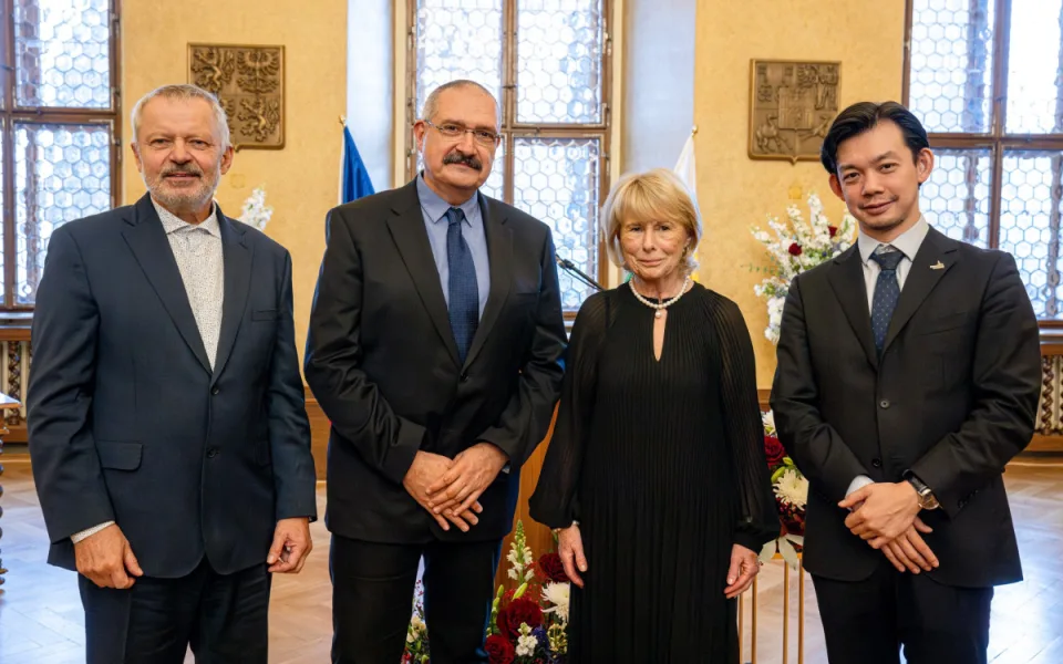 Zleva Miroslav Holeček, Jiří Ferda, Milena Majerová a Chuhei Iwasaki