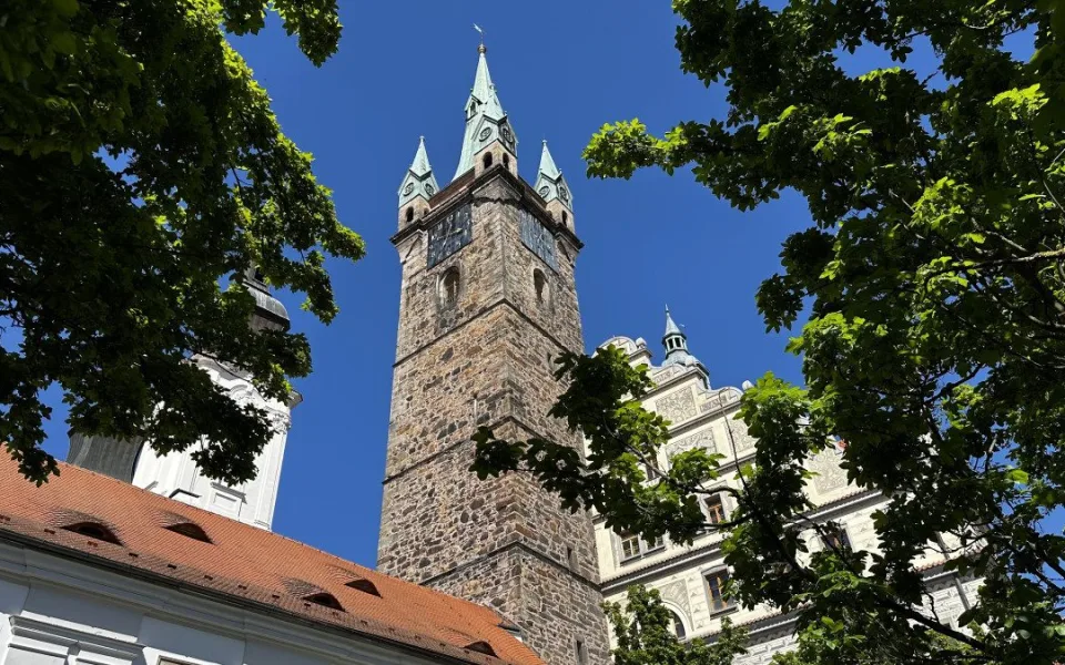 Černá věž dostane nové osvětlení, pracovníci z ní budou viset na laně