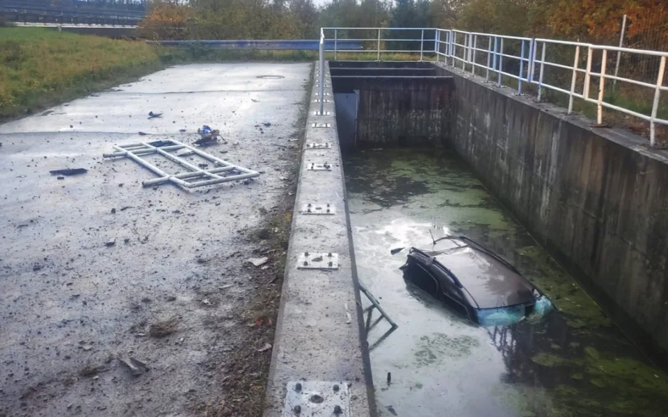 Auto vyletělo z dálnice, prorazilo zábradlí a utopilo se v nádrži na dešťovku